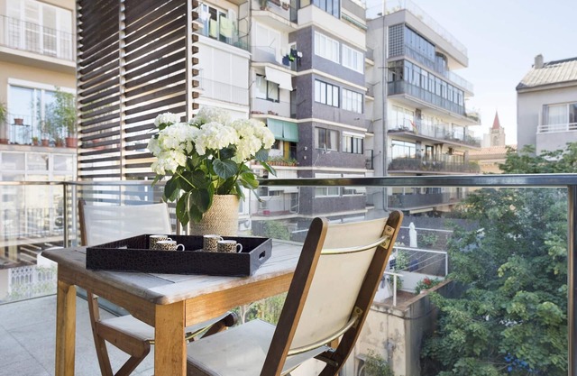 Barcelona's Center Business Apartment with Balcony