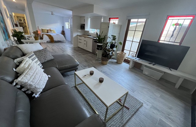 Bardon Beauty Trendy 1 bedroom new furniture close transport ,Suncorp Cafe