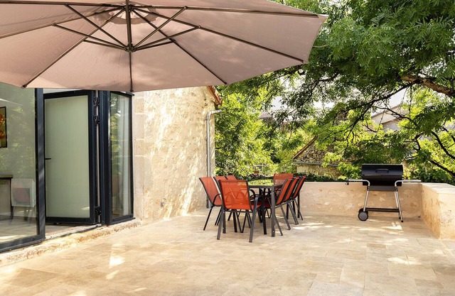 Barn La Roca Masia-Les Coquelicots, swimming pool, garden, 4 bedrooms 8/10 persons