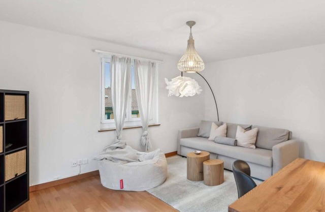 Basic 3BR Stay with Balcony Near Zürich HB