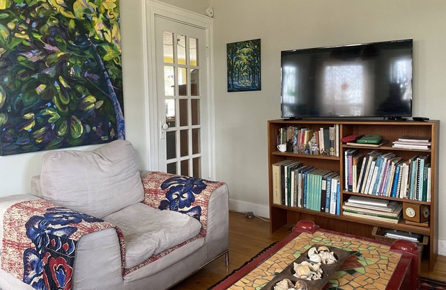 Basin view home w/art studio - steps to beach
