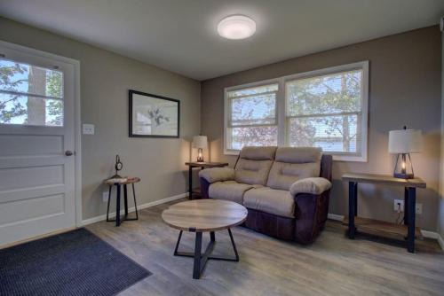 Bass Cabin at Spitzer Lake and Waterfront Views