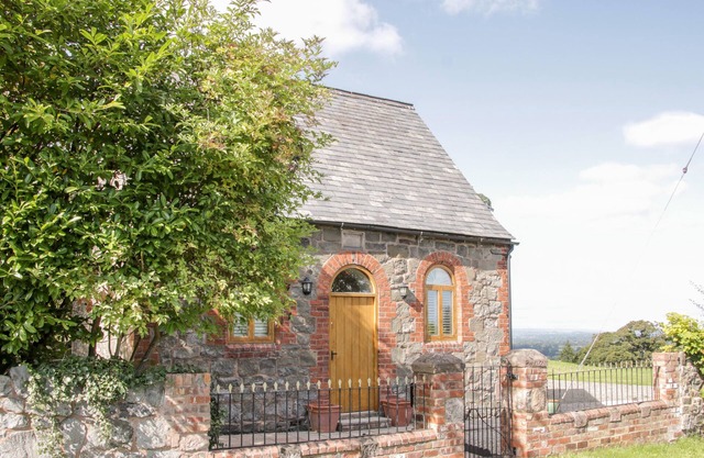 BAUSLEY CHAPEL, romantic, character holiday cottage in Halfway House