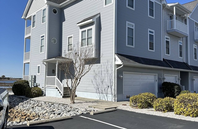 BAY FRONT HOME WITH AMAZING VIEWS. MINUTES TO THE BEACH AND STEPS TO THE POOL