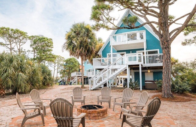 Bay Front w Dock! Hot tub, Beach across the street, Pet friendly
