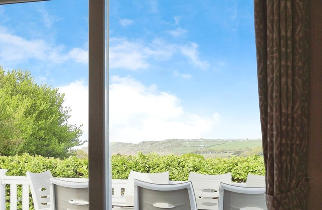 Bay View Lodge - a cabin that sleeps 6 guests in 3 bedrooms