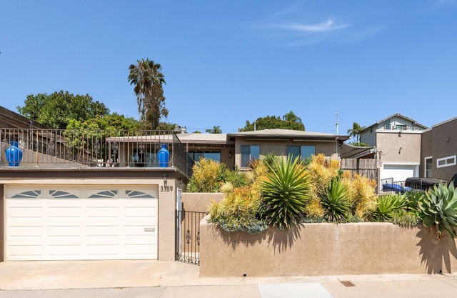 Bay views, easy access to beaches and downtown. Relax in your own hot tub!