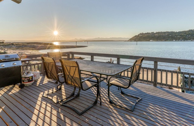 Bayfront home with views, WiFi, cable, patio and wood-burning fireplace