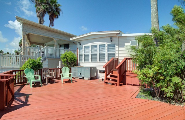Bayfront park model home with deck, pool, hot tub, gym, tennis, & golf