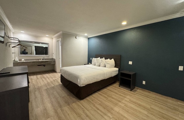 Baymont by Wyndham Bakersfield