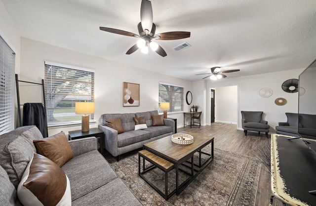 Baytown Family Oasis: Large Private Yard