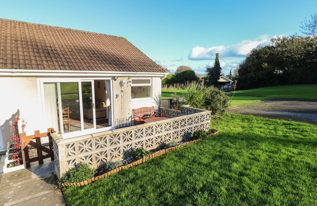 BAYVIEW BUNGALOW, pet friendly, with a garden in Reynoldston