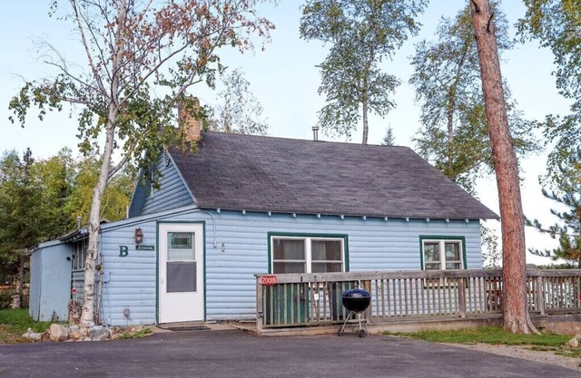 Bayview Fireside Cabin -Pontoon Rental Available-