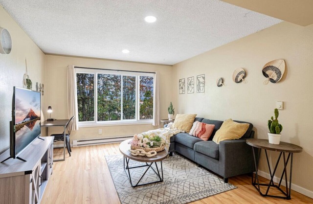 BD35 2b1b Apt Unit 2 @S Seattle close to airport