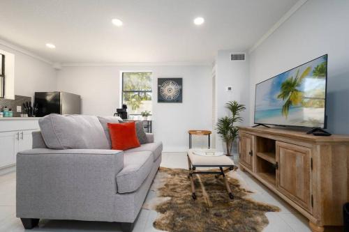 Be A Nomad - Entire Triplex - Steps to the beach