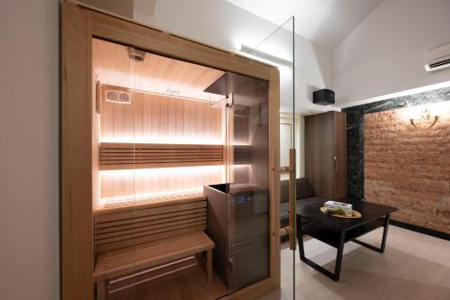 BE FREE HOTELS甲府は2025年8月にカップル専用のホテルをフルリノベーションした まったく新しいスタイルのホテルです様々なご利用者様の自由な過ごし方を提供するホテルとしてBE FREE HOTELsと名付けました