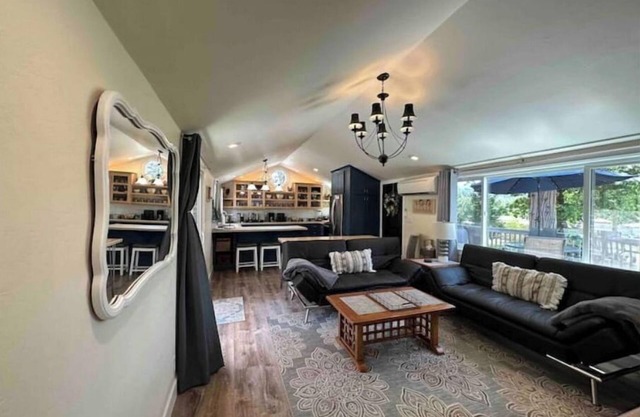 Be Our Guest-Cheerful Cozy Retreat.