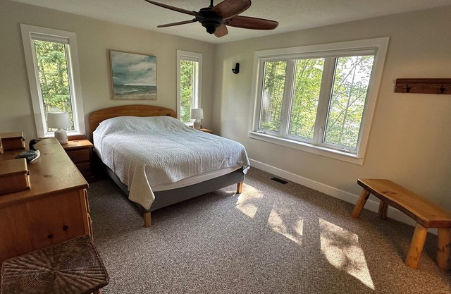 Beach Bay Cottage - Halls Lake. Private Shallow Sandy Beach