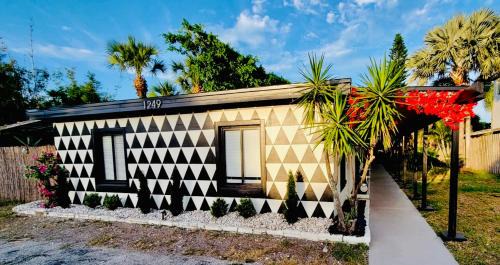 Beach Bungalow By The Sea 2