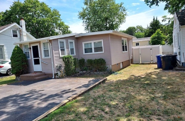 Beach Bungalow in peaceful Toms River with AC, WiFi, beach badges.