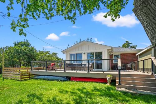 Beach Bungalow - Pet friendly cottage w/Amazing views!