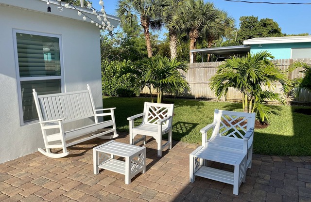 Beach Bungalow - walking distance to Beach and Fifth Ave.