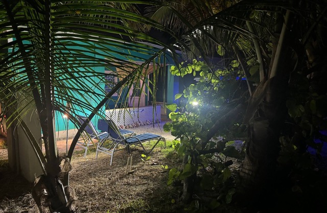 Beach Cottage NAUTI MERMAID-Generator-Steps from beach - walk to everything!