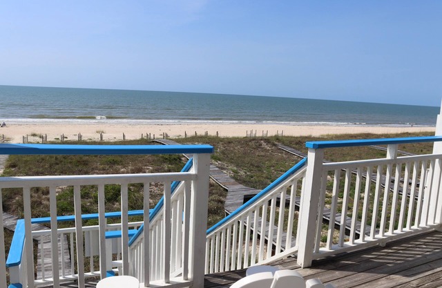 Beach Front Single House - with 6 Person Hot Tub - Fall Weeks are on SALE!