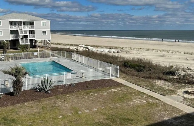 Beach front w/pool &large beach