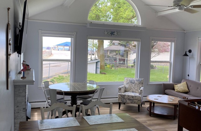 Beach House in Caseville Center walking distance to Everything