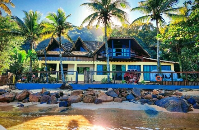 Beach House in Ilha Grande (Angra dos Reis) 2 meters from the sea