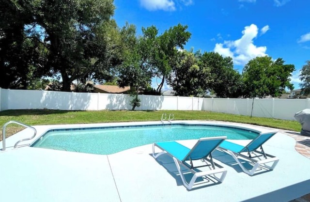 Beach House, Pool, Garage, 10 Min to Beach