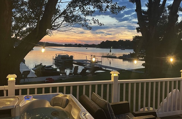 Beach Hut Vibes in this Lake front cottage with hot tub!