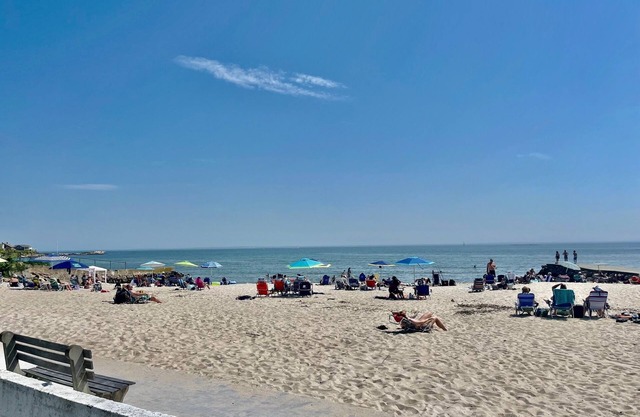 Beach Ready 3-bdrm house, Short Walk to Private Beach and Park, Lots of Parking