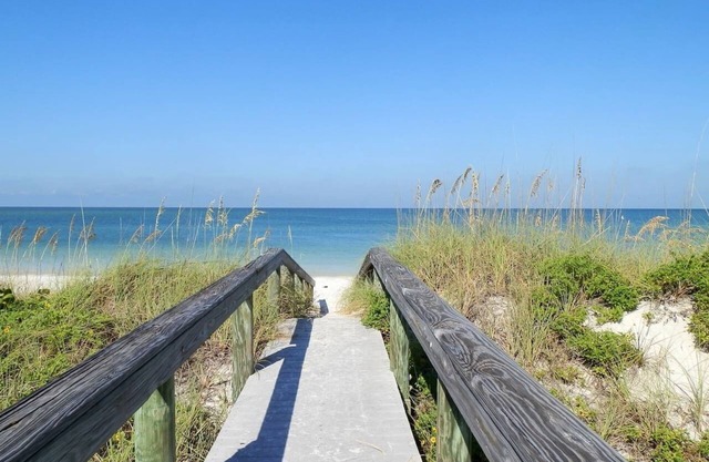BEACH! Sunny Escape! Steps 2 Famous Beach w/2 Bikes