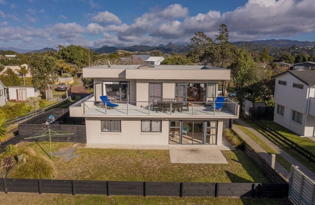 Beach View Bliss - Pauanui Holiday Home