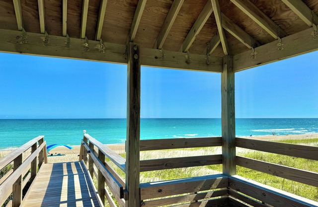 Beachfront 1st Floor Condo Pool Private Beach Pet-Friendly