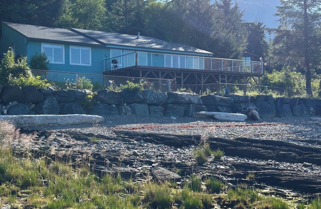 Beachfront 3 bedroom + loft, huge deck house. 2 bath, WiFi, barbecue, privacy!