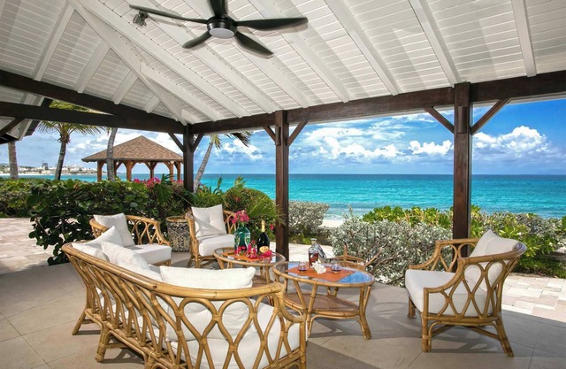 Beachfront 4-bedroom villa at Baie longue