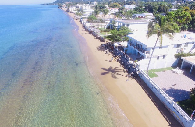 ★ Beachfront! ★ AC’d Bdrms/Calm Waters/Walk to Beach Bars & Restaurants.