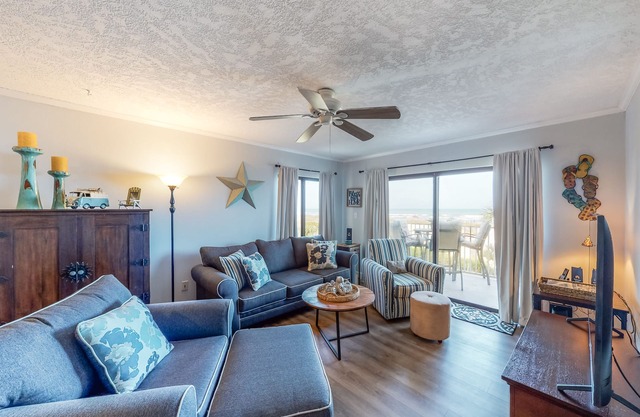 Beachfront, dog-friendly condo w/gorgeous view, balcony & beach access