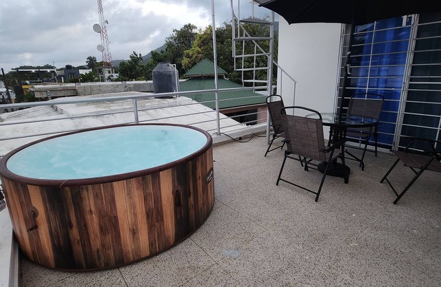 Beachfront Duplex Apt+Private Jacuzzi+2 QBed+2bath+AC+Wifi+HotWater+Pet Friendly