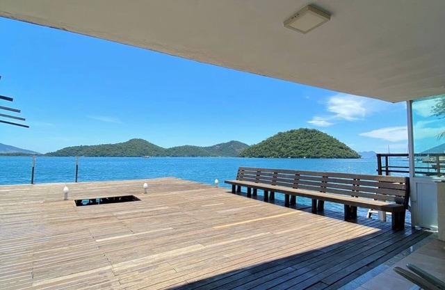 Beachfront House in Mangaratiba