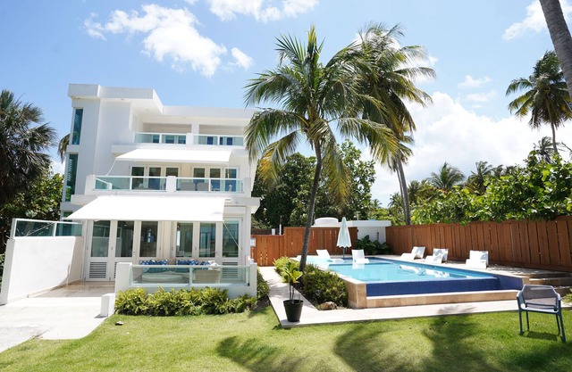 Beachfront House w/Infinity Pool