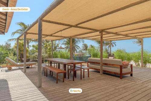 Beachfront house with amazing pool