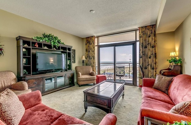 Beachfront Retreat Oasis: Oceanview 2BR Condo with Amenities