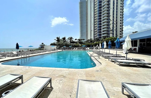 Beachfront studio, Heated Pool, Beach, Sauna, Gym , Resort