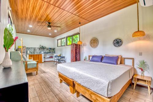 Beachfront Studio - Direct Beach Access, Fast Wifi & AC