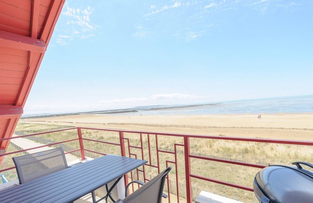 Beachfront T2 Apartment with Balcony, WiFi, Parking - Sleeps 4