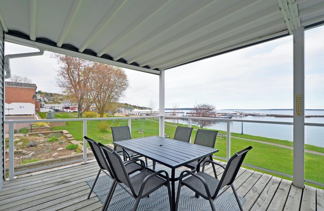 Beachside Bliss | Airy Vibes and Island Views